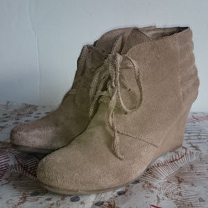 Dolce Vita Beige Suede Wedge Ankle Boot - 8 M EUC!